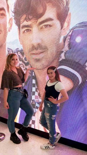 Lizzie and Lexi at the Jonas Brothers in Milwaukee