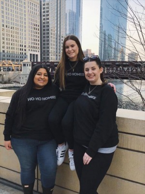 Saher, Lizzie and Aly in Chicago along the river on xmas 2019 - photo by Nikko