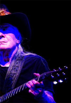 Johnny Winter - photo by Dave Hedstrom/Dave Shoots Bands copyright 2014